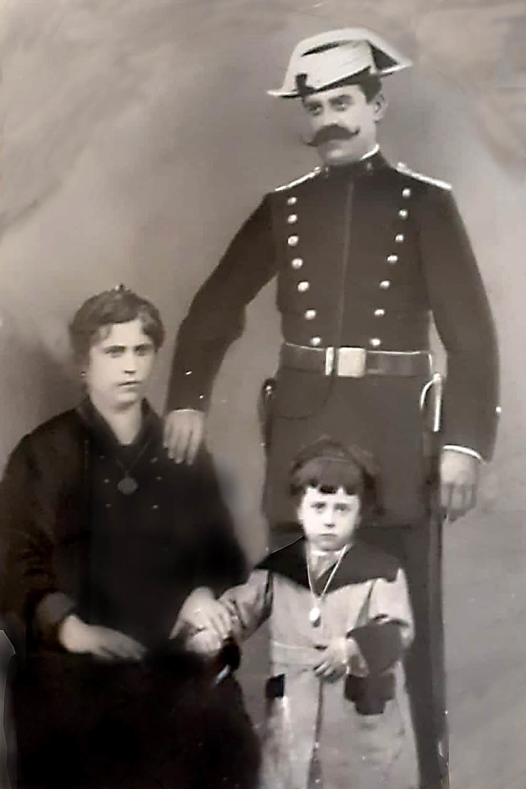 Juan Dionisio Sanz, Ana María González y su hija Juana. / Archivo familiar.